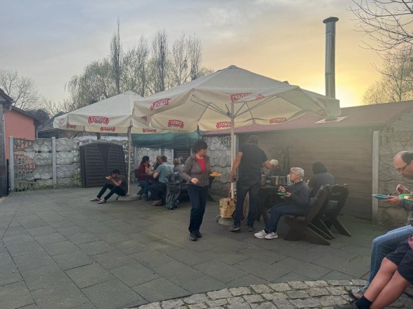 Abendessen auf dem Hotelhof in Crossen an Ostern Oder 2024