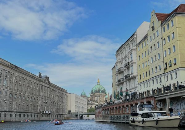 Berliner Innenstadt Berliner Dom Ruderboote 2022