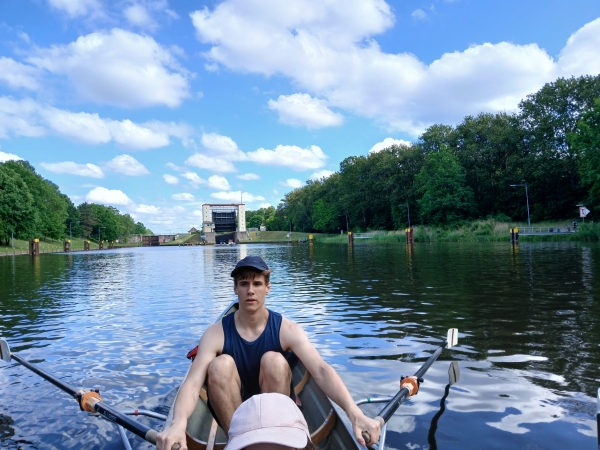 Constantin im Ruderboot Schleuse Lehnitzsee Templin 2024