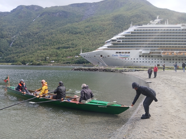 Flam Ruderboot und Kreuzfahrer 2024