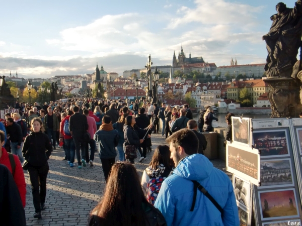 Karlsbruecke mit Hdradschin Moldau 2016