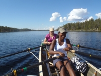 Nicole und Nirina rudern auf dem Inari Finnland 2012