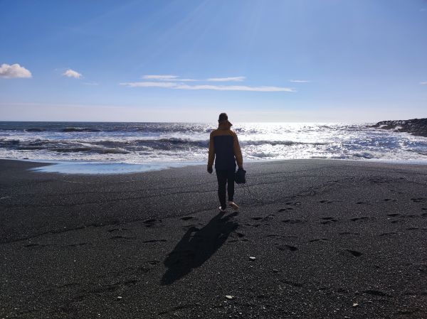 Paul am Strand bei Vik Island 2022