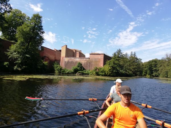 Ruderer vor der Zitadelle Collegia 2019