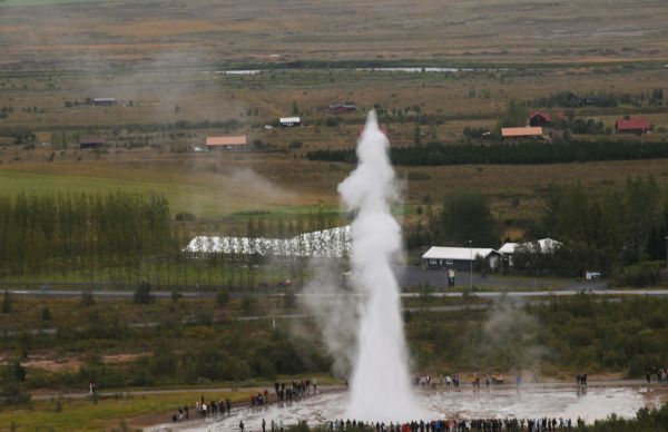 Strokkur spuckt Island 2022