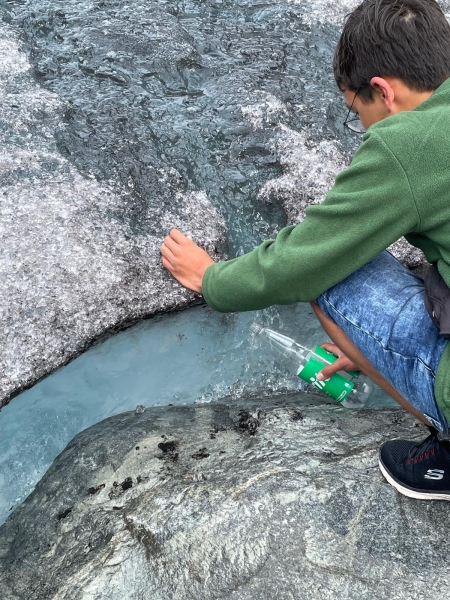 Timo zapft Gletscherwasser 2024