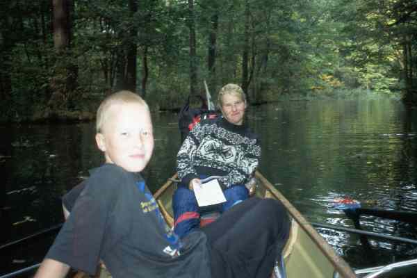 mitten im Hochwald mit dem Ruderboot